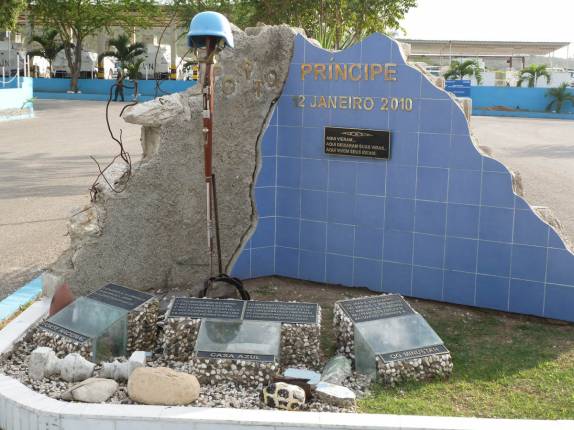 Monumenro aos militares brasileiros mortos no terremoto de 2010, na base da ONU em Port-au-Prince, no Haiti